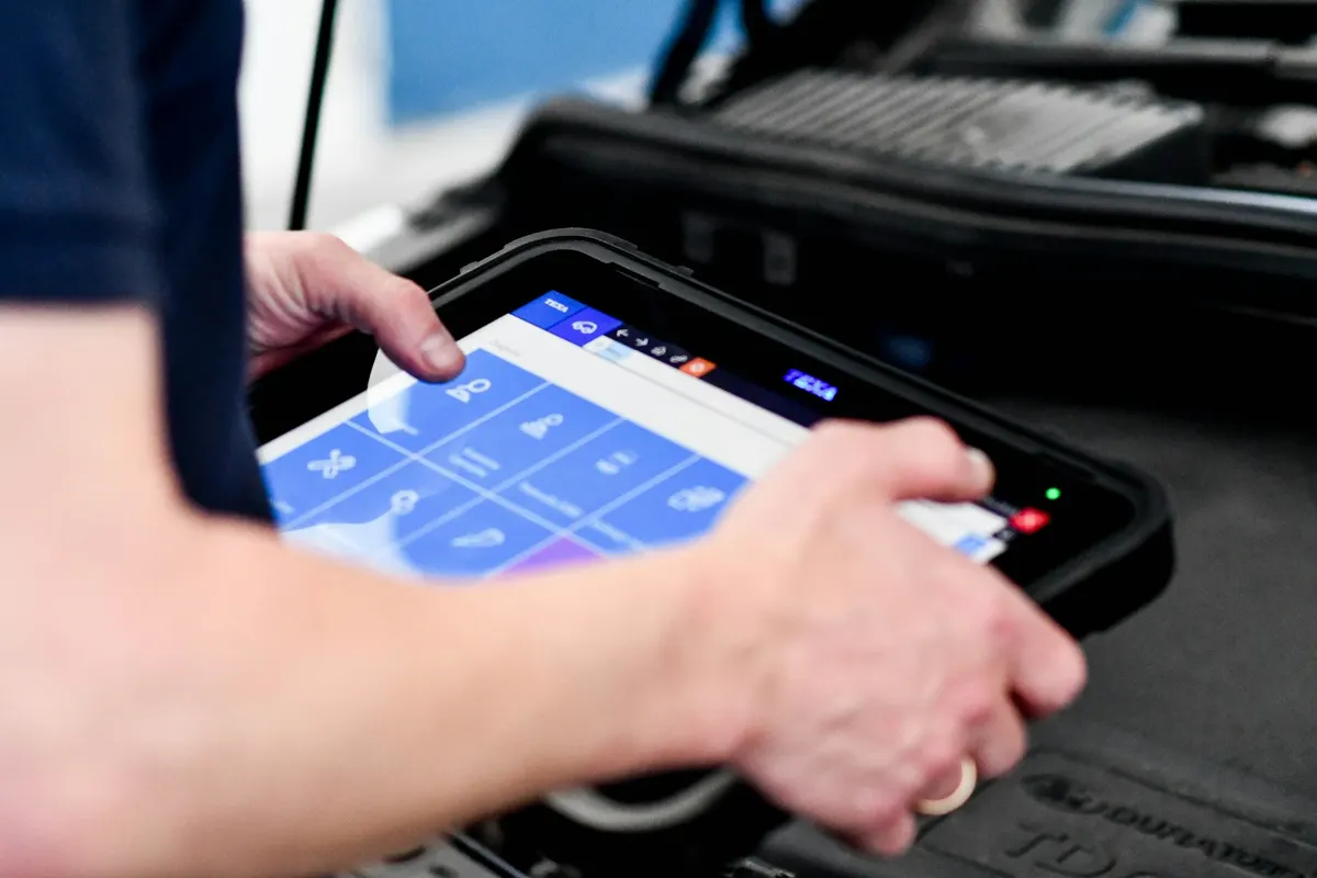 Teknisi mengisi data pekerjaan di tablet industri