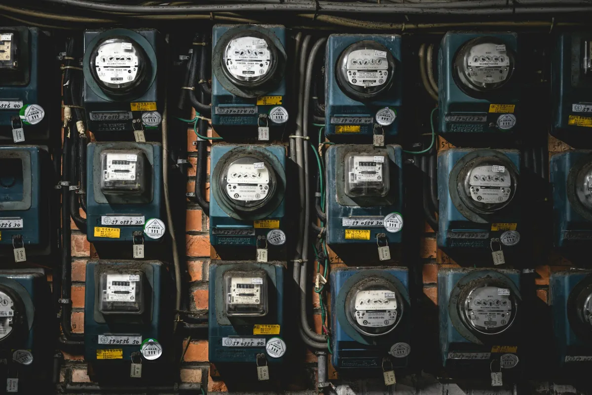 Deretan kWh meter listrik model lama yang terpasang berjajar di dinding