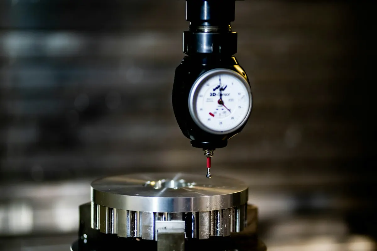 Dial indicator mengukur komponen mesin