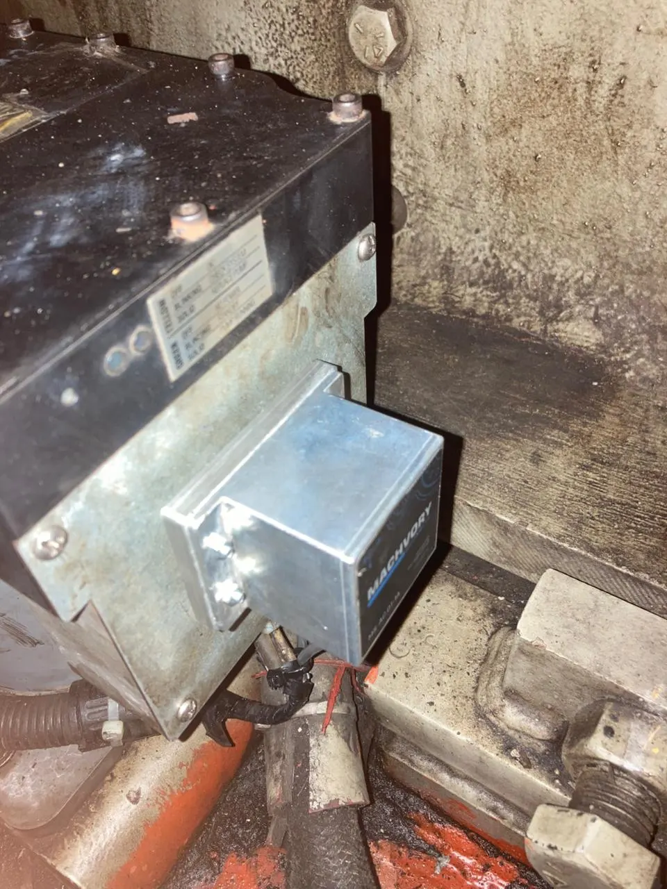 Sensor kondisi terpasang pada bodi gearbox di lantai produksi