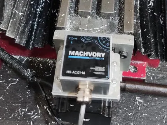 Sensor vibrasi Machvory terpasang pada rumah bearing mesin