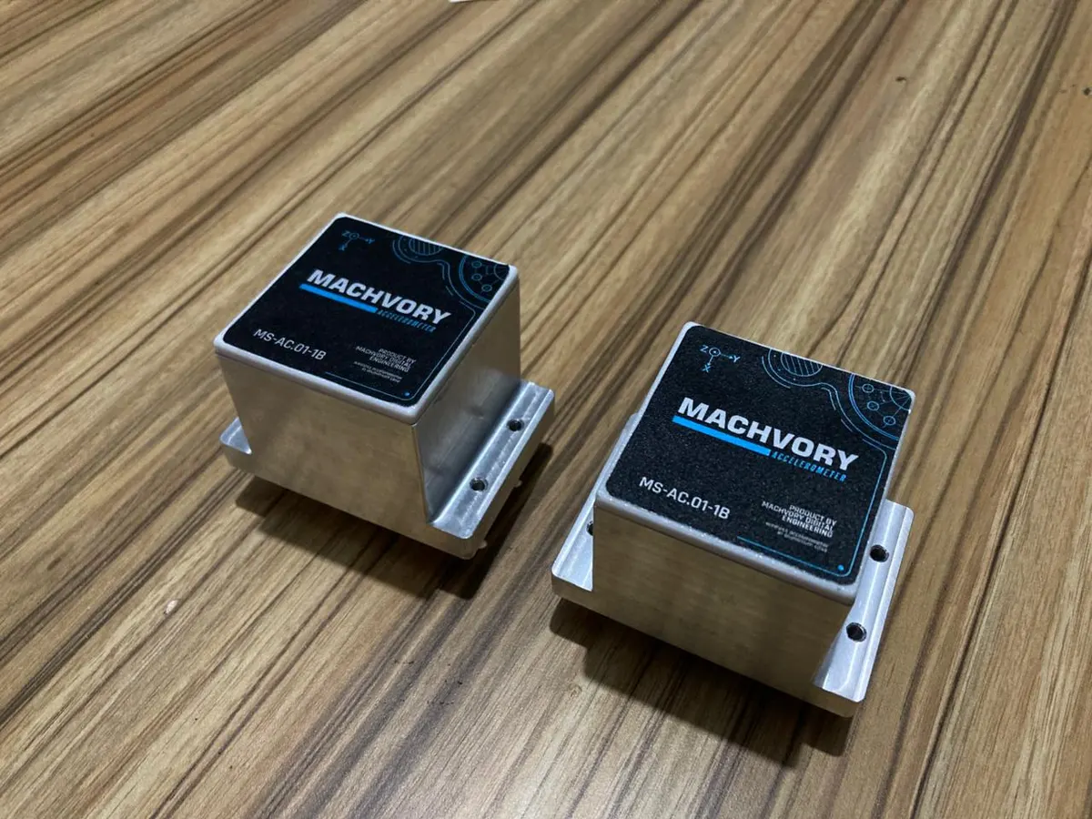 Dua unit sensor vibrasi nirkabel Machvory sebelum dipasang
